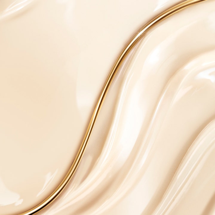Lancôme Absolue The Eye Cream 20 ml uudistava silmänympärysvoide, sileä kermainen koostumus ja kultainen yksityiskohta.