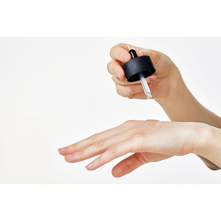 COSRX The Hyaluronic Acid 3 Serum 20 ml kosteuttava seerumi ja kirkas koostumus pipetillä annosteltuna.