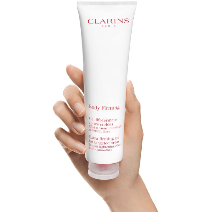 Clarins Body Firming Gel 150 ml kiinteyttävä vartalogeeli valkoisessa tuubissa kädessä pidettynä
