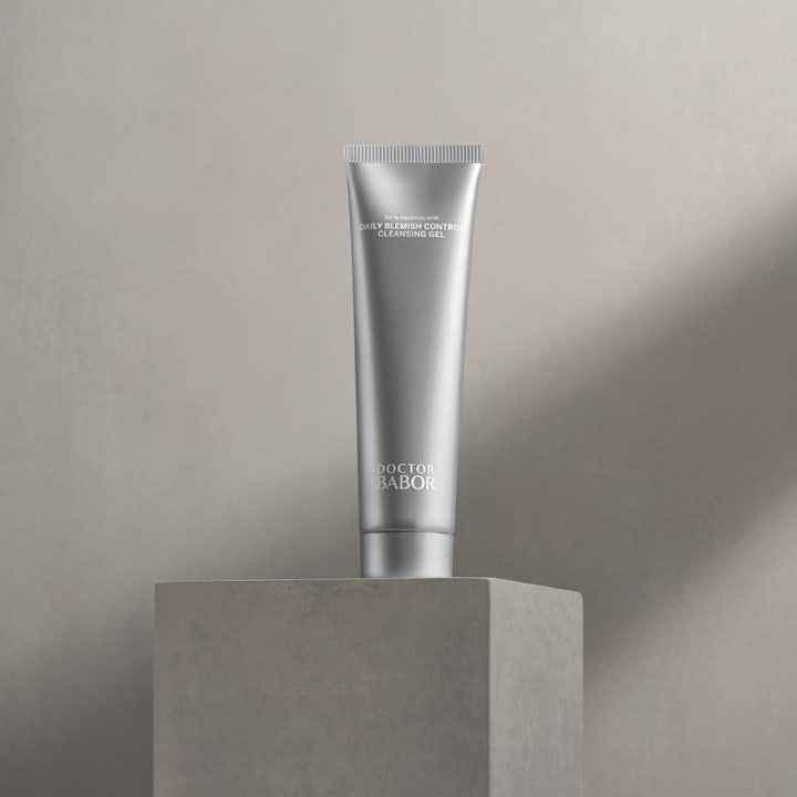 Babor DOC Daily Blemish Control Cleansing Gel 150 ml puhdistusgeeli hopeisessa pumppupullossa harmaalla jalustalla.