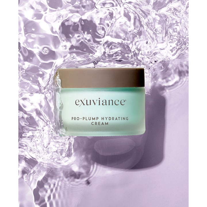 Exuviance Pro-Plump Hydrating Cream 45 g kosteuttava yövoide huurretussa lasipurkissa roiskuvan veden ympäröimänä