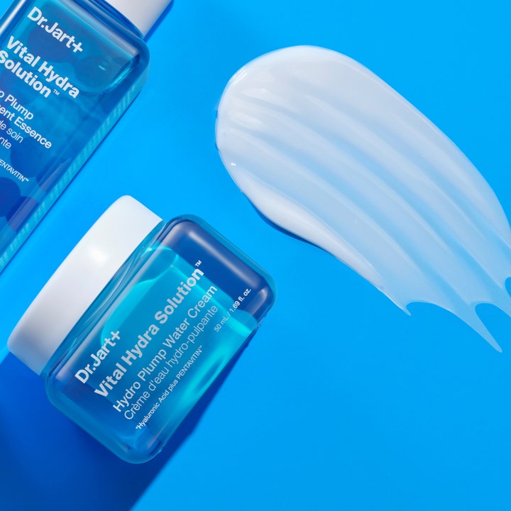 Dr.Jart+ Vital Hydra Solution Hydro Plump Water Cream 50 ml kosteuttava kasvovoide ja kevyt koostumus sinisellä taustalla.