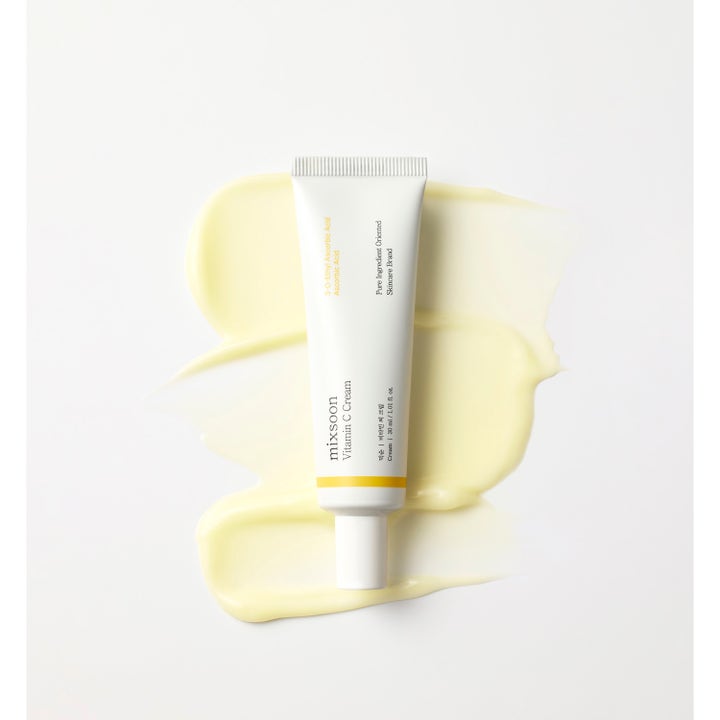 Mixsoon Vitamin C Cream 30 ml kirkastava kasvovoide valkoisessa tuubissa keltaisen voiderakenteen päällä.