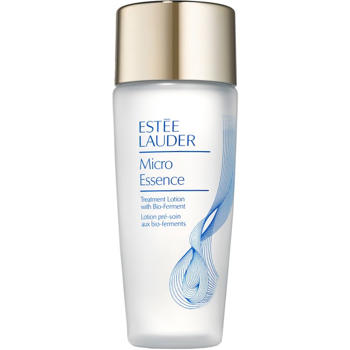 Estée Lauder Micro Essence 200 ml ihoa vahvistava hoitoneste huurretussa lasipullossa tyylikkäällä kultakorkilla.