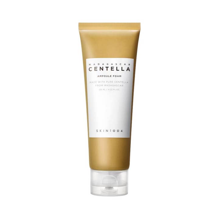 Skin1004 Madagascar Centella Ampoule Foam 125 ml rauhoittava puhdistusvaahto ruskeassa tuubissa kirkkaalla korkilla