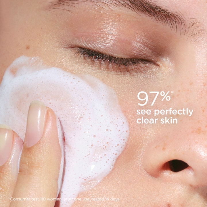 Clarins Soothing Gentle Foaming Cleanser 125 ml rauhoittava puhdistusvaahto kasvoilla ja teksti 97% see perfectly clear skin
