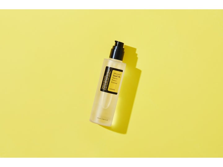 COSRX Advanced Snail 96 Mucin Power Essence 100 ml kosteuttava hoitoneste kirkkaassa pumppupullossa keltaisella taustalla.