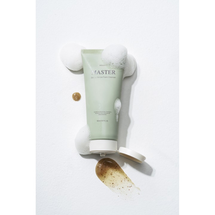 Mixsoon Master Gentle Recipe Foam Cleanser 150 ml puhdistusvaahto vaaleanvihreässä tuubissa pehmeän vaahdon ympäröimänä