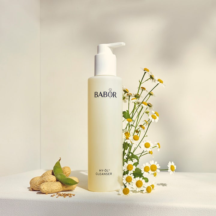 Babor HY-ÖL Cleanser 200 ml syväpuhdistava puhdistusöljy huurretussa pumppupullossa kamomillankukkien ja pähkinöiden kera.