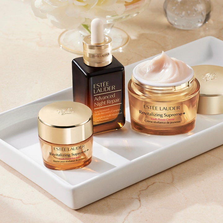 Estée Lauder Revitalizing Supreme + Youth Power Eye Balm 15 ml kiinteyttävä silmänympärysvoide kultaisessa purkissa