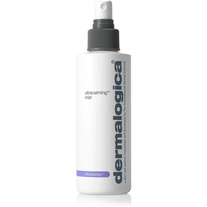 Dermalogica Ultracalming Mist 177 ml rauhoittava kasvosuihke valkoisessa pullossa harmaalla suihkepäällä.
