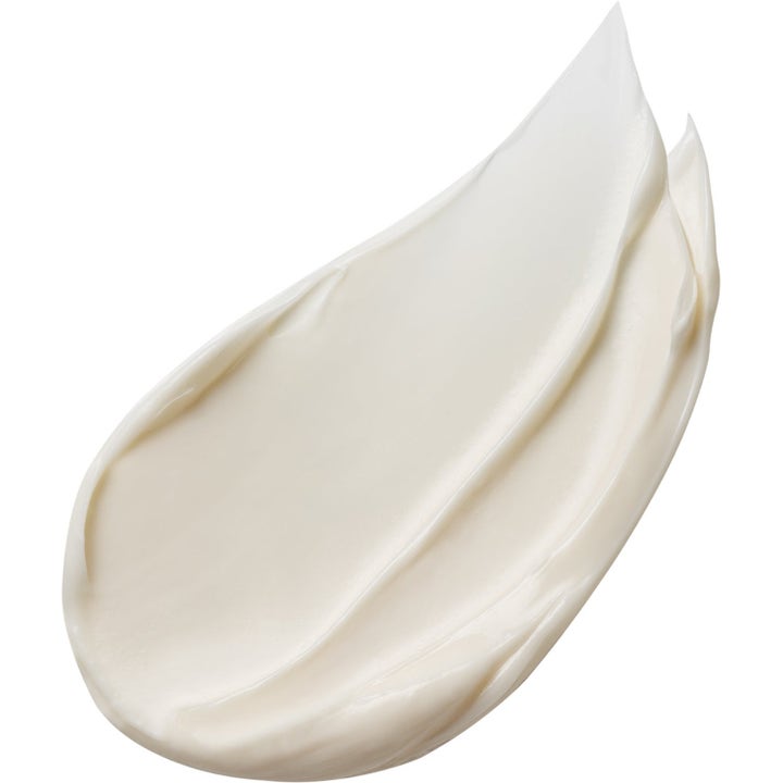 Estée Lauder Overnight Reset 140 ml uudistava yöhoito niasiiniamidilla on kermainen ja täyteläinen vaalea voide.