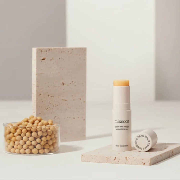 Mixsoon Bean Stick Balm 11.5 ml ravitseva hoitopuikko valkoisessa hylsyssä soijapapujen ja kivien kera