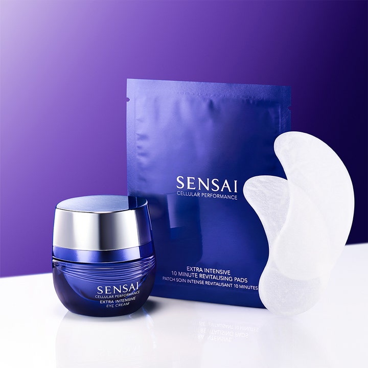 Sensai Cellular Performance Extra Intensive Eye Cream 15 ml elvyttävä silmänympärysvoide sinisessä purkissa ja silmälaput