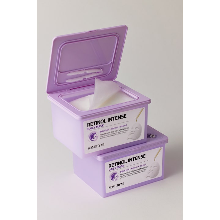 Some By Mi Retinol Intense Daily Mask 30 kpl kangasmaskit kahdessa violetissa rasiassa, joista ylempi on auki.