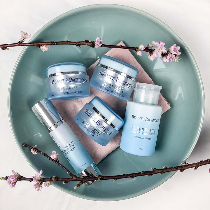 Beauté Pacifique Superfruit Enforcement Day Cream 50 ml kosteuttava päivävoide vaaleansinisessä purkissa kukkien ympäröimänä