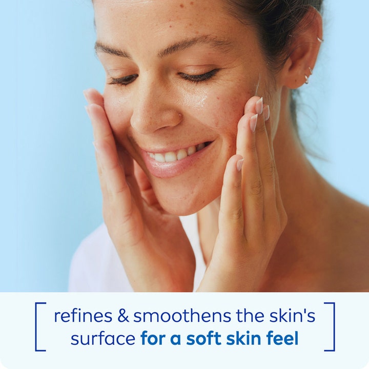 NIVEA Smooth Rice Scrub 75 ml kasvokuorinta silottaa ihoa hymyilevän naisen kasvoilla.
