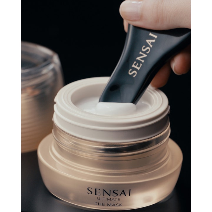 Sensai Ultimate The Mask 75 ml ihoa uudistava kasvonaamio kermainen koostumus lasipurkissa mustalla lastalla