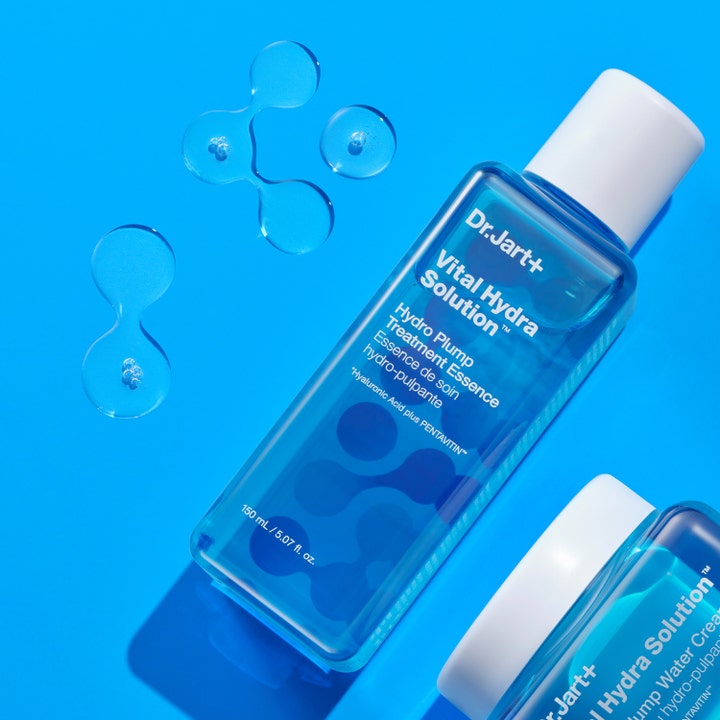 Dr.Jart+ Vital Hydra Solution Hydro Plump Treatment Essence 150 ml kosteuttava hoitoneste sinisessä pullossa vesipisaroilla.