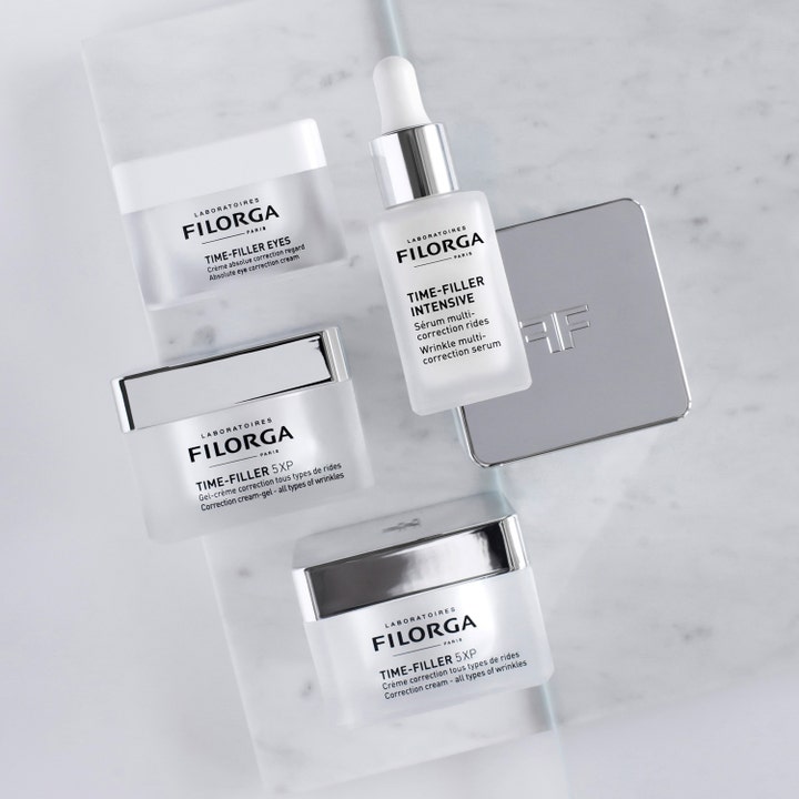 Filorga Time-Filler 5 XP Cream Gel 50 ml ryppyjä silottava geelivoide hopeakantisissa purkeissa marmorilla.