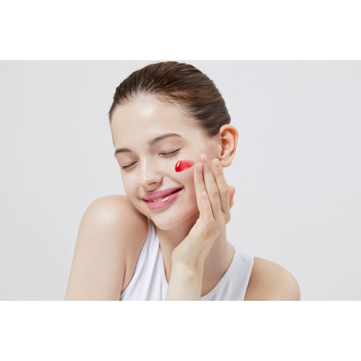 COSRX The AHA BHA PHA LHA 35 Peel 30 ml kirkastava kuorinta punaisena geelinä mallin kasvoilla
