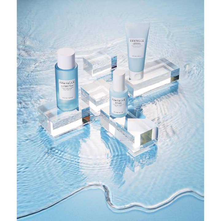 SKIN1004 Madagascar Centella Hyalu-Cica Sleeping Pack 100 ml yönaamio osana sinistä tuotesarjaa vedessä.