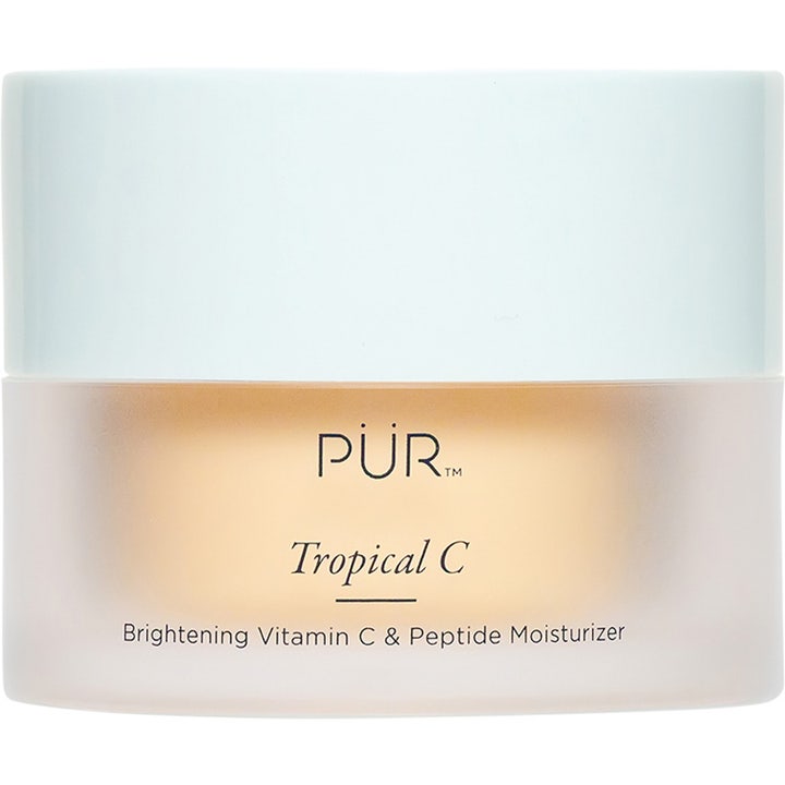 PÜR Tropical C Brightening Vitamin C & Peptide Moisturizer kirkastava kosteusvoide huurteisessa purkissa valkoisella kannella.