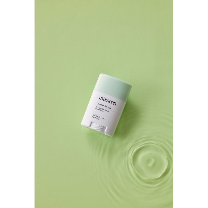 Mixsoon Cica-Hyal Sun Stick 15 g rauhoittava aurinkosuojapuikko SPF 50+ vaaleanvihreällä pinnalla vesiväreissä.