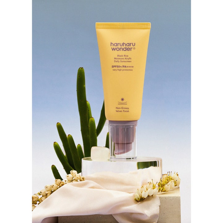 haruharu wonder Black Rice Airyfit Daily Sunscreen 50 ml SPF50+ aurinkovoide keltaisessa tuubissa kaktuksen edessä.