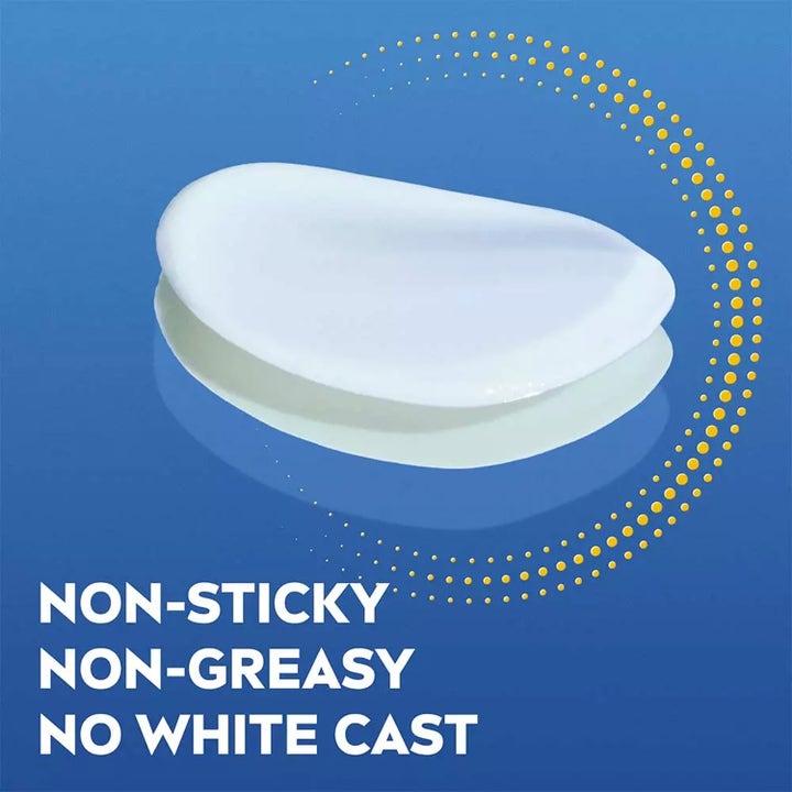 NIVEA Q10 Anti-Wrinkle Expert Daily UV Fluid SPF50 40 ml päivävoide kevyt valkoinen koostumus ja teksti non-sticky