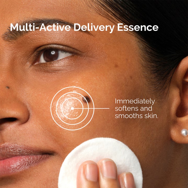 The Ordinary Multi-Active Delivery Essence 100 ml ihoa pehmentävä hoitoneste levitettynä pumpulilapulla.