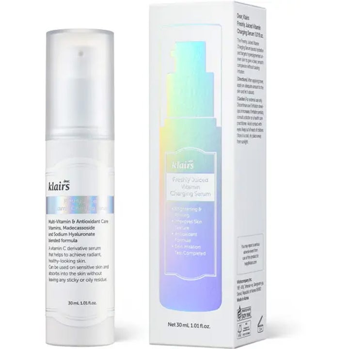 Klairs Freshly Juiced Vitamin Charging Serum 30 ml kirkastava seerumi valkoisessa pumppupullossa ja rasiassa.