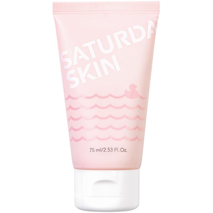 Saturday Skin Rub-A-Dub 75 ml kirkastava kuorintageeli vaaleanpunaisessa aaltokuvioisessa tuubissa valkoisella korkilla.