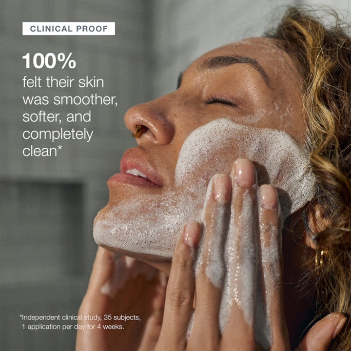 Dermalogica Daily Milkfoliant 74 g kuorinta tekee ihosta sileän. Kuvassa vaahtoa kasvoilla ja Clinical Proof teksti.