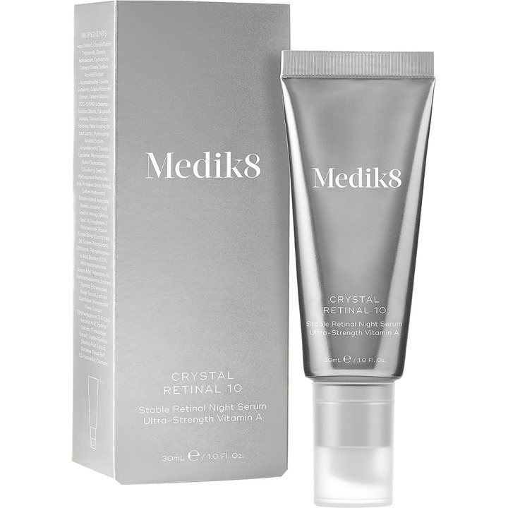 Medik8 Crystal Retinal 10 30 ml silottava yöseerumi hopeisessa tuubissa ja ulkopakkauksessa