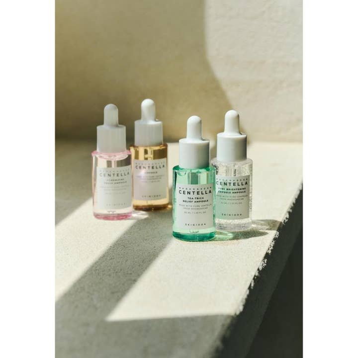 SKIN1004 Madagascar Centella Ampoule Kit 120 ml rauhoittava ihonhoitosetti, neljä värikästä lasipulloa auringossa.
