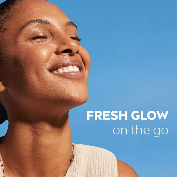 NIVEA Soft Daily UV Moisturizing Cream 100 ml antaa hehkua hymyilevän naisen kasvoille Fresh glow on the go