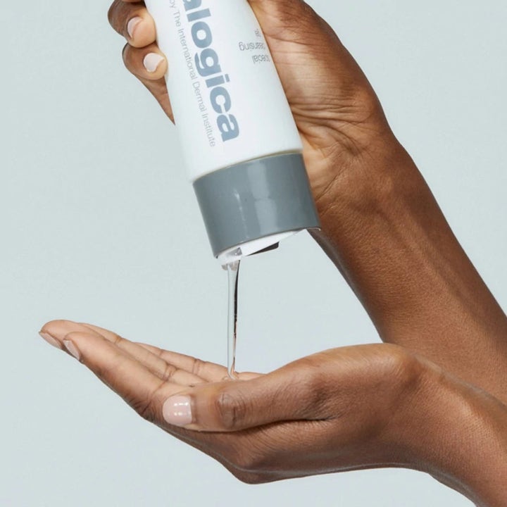 Dermalogica Smoothing Routine Kit puhdistusgeeli silottaa ihoa ja kaadetaan kämmenelle valkoisesta tuubista.