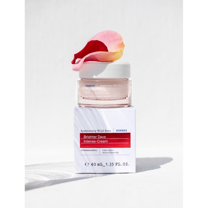 KORRES Apothecary Wild Rose Brighter Days Intense-Cream 40 ml kirkastava päivävoide lasipurkissa ruusun terälehdellä