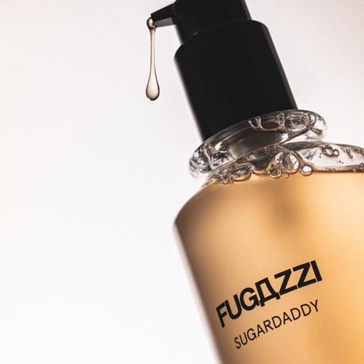 Fugazzi Sugardaddy 250 ml puhdistava suihkugeeli kultaisessa pumppupullossa jossa on ilmakuplia ja tippa.