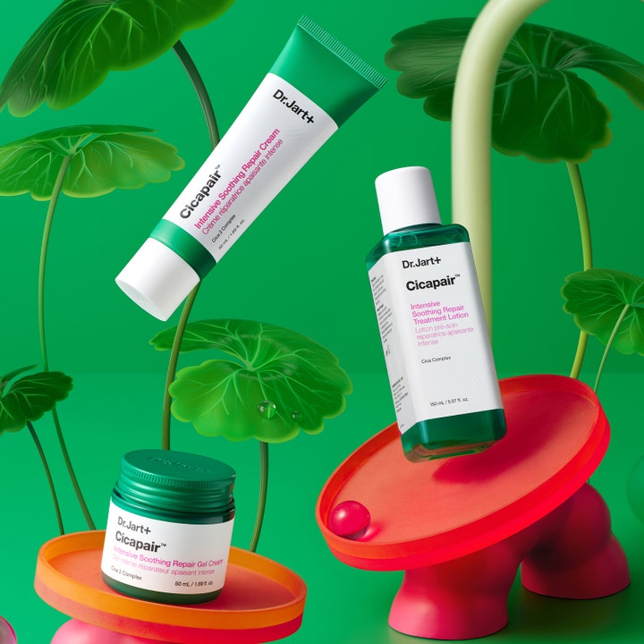 Dr.Jart+ Cicapair Intensive Soothing Repair Cream 50 ml rauhoittava kasvovoide ja sarjan tuotteet vihreiden lehtien keskellä