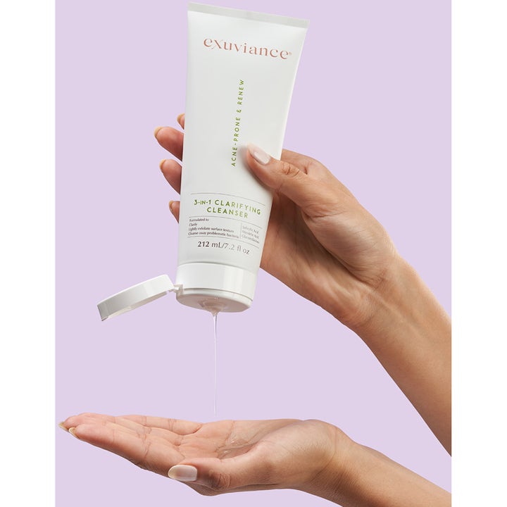Exuviance 3-in-1 Clarifying Cleanser 212 ml puhdistustuote, kirkas geelimäinen koostumus valuu tuubista kämmenelle.