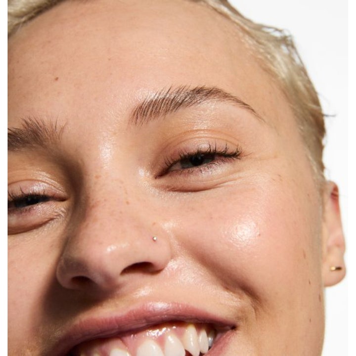 The INKEY List Beta Hydroxy Acid Serum 30 ml kuoriva seerumi tuo esiin hymyilevän henkilön puhtaan ja hehkuvan ihon.