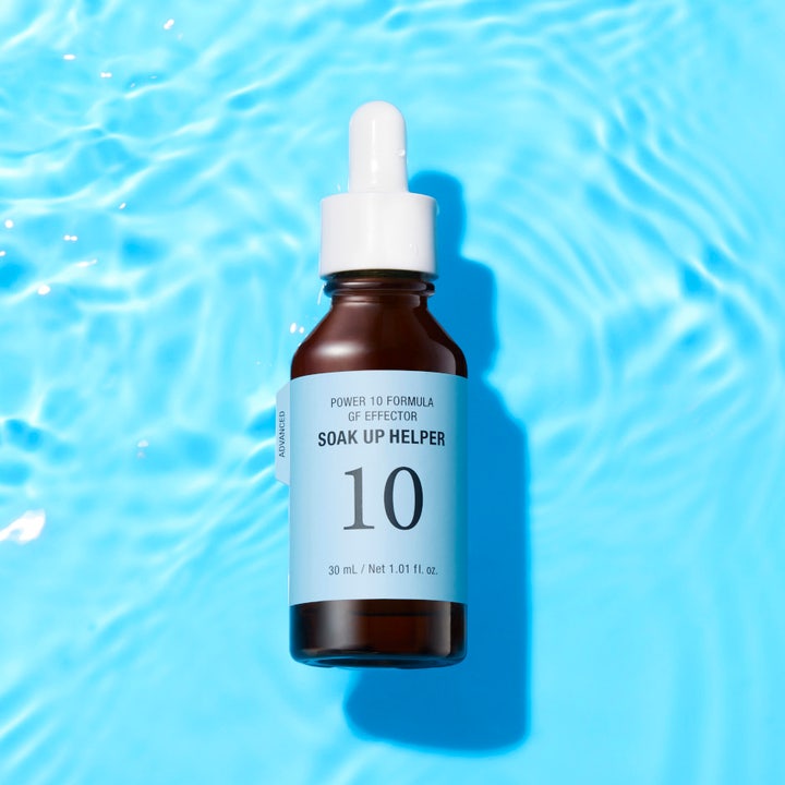 It'S SKIN Power 10 Formula GF Effector SOAK UP HELPER 30 ml kosteuttava seerumi ruskeassa pullossa veden päällä.