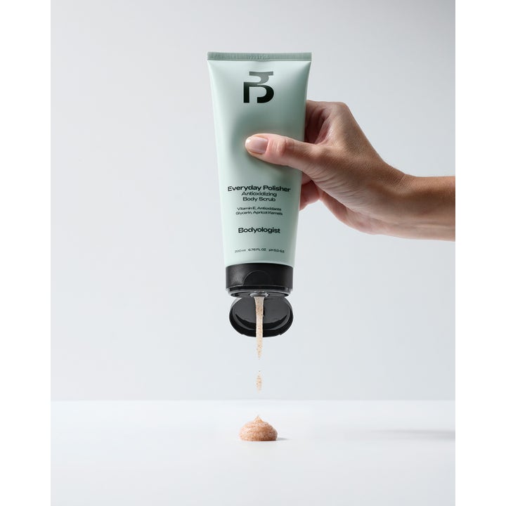 Bodyologist Everyday Polisher 200 ml antioksidanttinen vartalokuorinta vaaleanvihreässä tuubissa ja rakeinen koostumus.