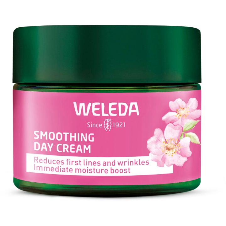 Weleda Smoothing Day Cream silottava päivävoide häivyttää juonteita vihreässä lasipurkissa jossa on vaaleanpunainen etiketti.