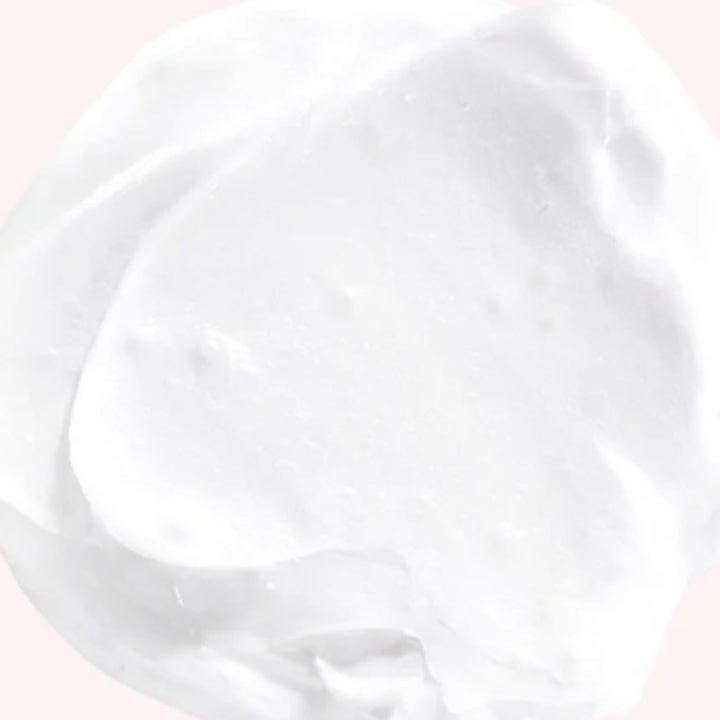 Saturday Skin Pretty Pop Probiotic Power Whipped Cream 45 ml kosteuttava kasvovoide ilmavan valkoisella koostumuksella.