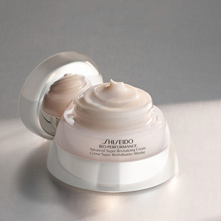 Shiseido Bio-Performance Advanced Super Revitalizing Cream 50 ml elvyttävä päivävoide ja täyteläinen voide hopeapurkissa