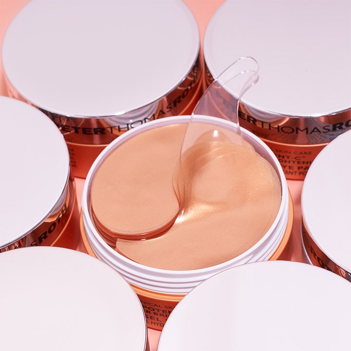 Peter Thomas Roth Potent-C Eye Patches 90 g kirkastavat silmänympäryslaput avatussa purkissa kimaltavilla oransseilla lapuilla.