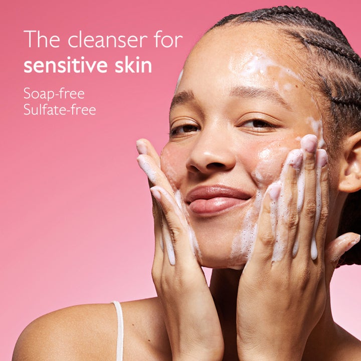 Caudalie Vinohydra Moisturizing Cleansing Gel 150 ml kosteuttava puhdistusgeeli herkkä iho vaahtoaa mallin kasvoilla